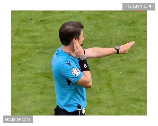 VAR长时间介入判定浙江队进球越位在先，引现场球迷不满